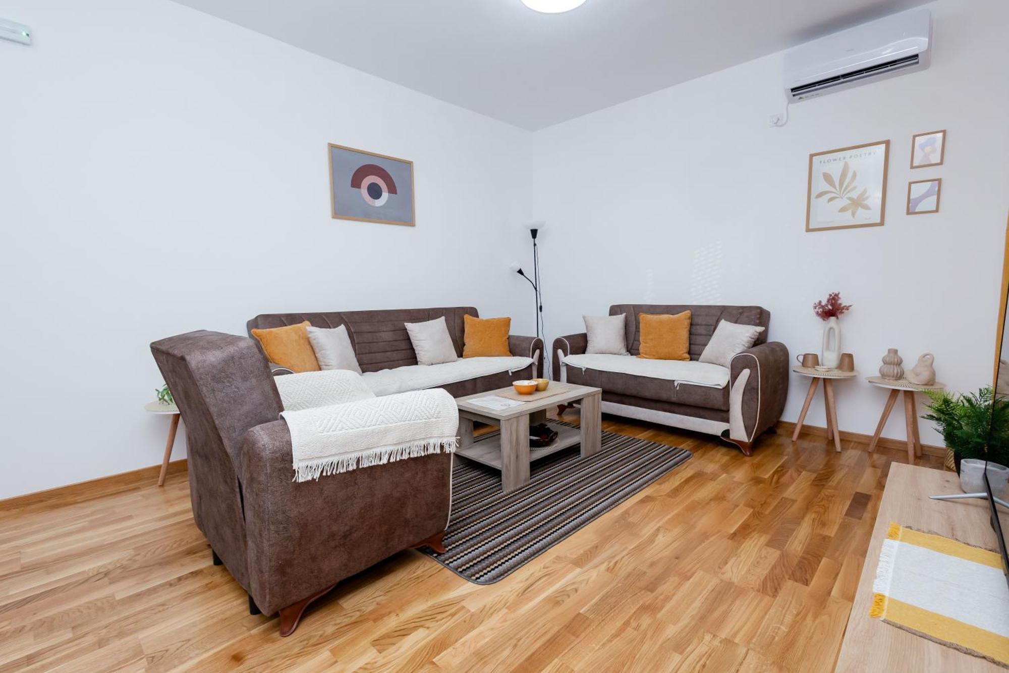 Elegant Escape Podgorica Apartment Bagian luar foto
